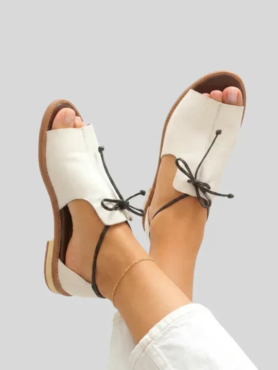 Nelly – Sandaler med remmar och pilbågedetalj
