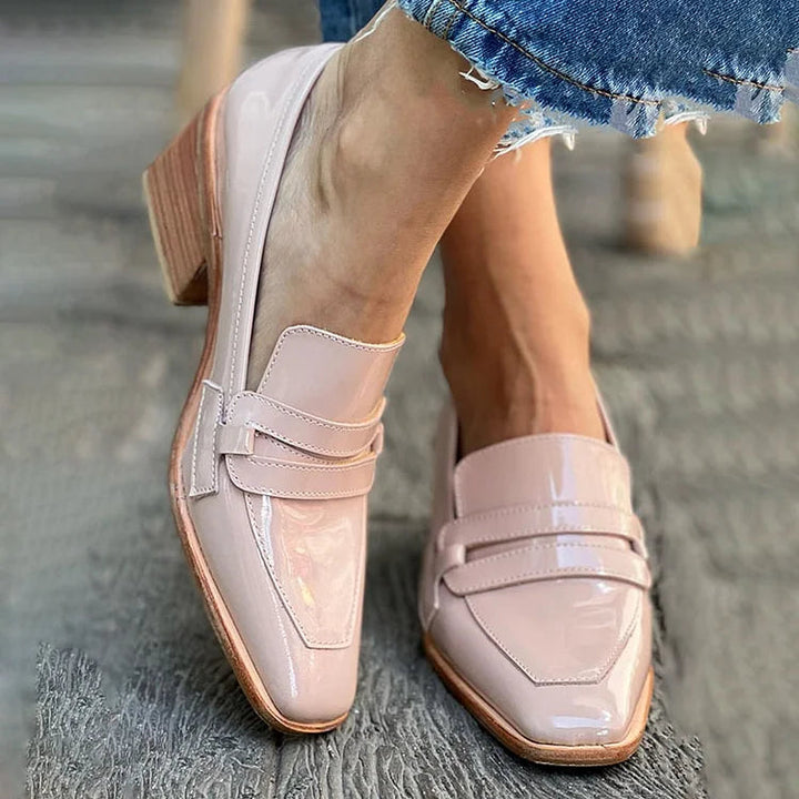 Margareta – Lackade loafers med klack och fyrkantig tå