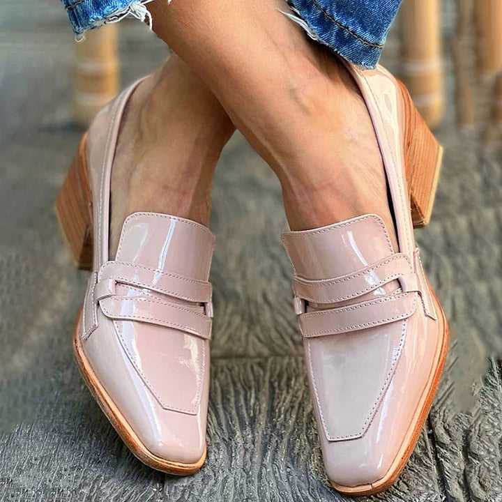 Margareta – Lackade loafers med klack och fyrkantig tå