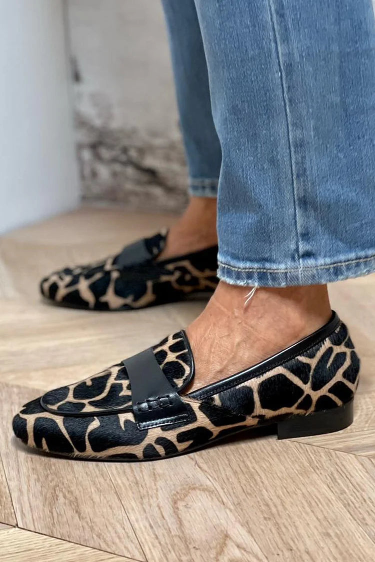 Harriet – Djurmönstrad loafer med elegant detalj