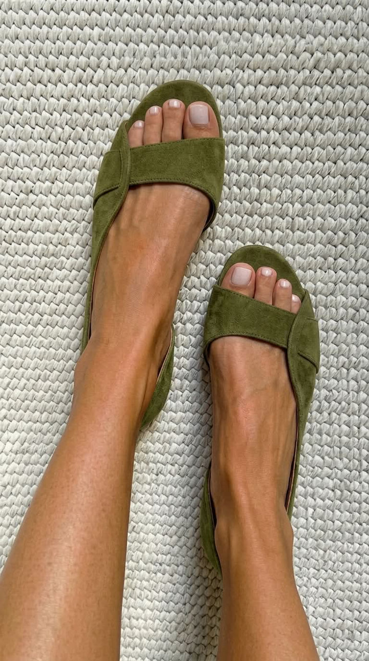 Gillian – Platta mocka-sandaler med slingback