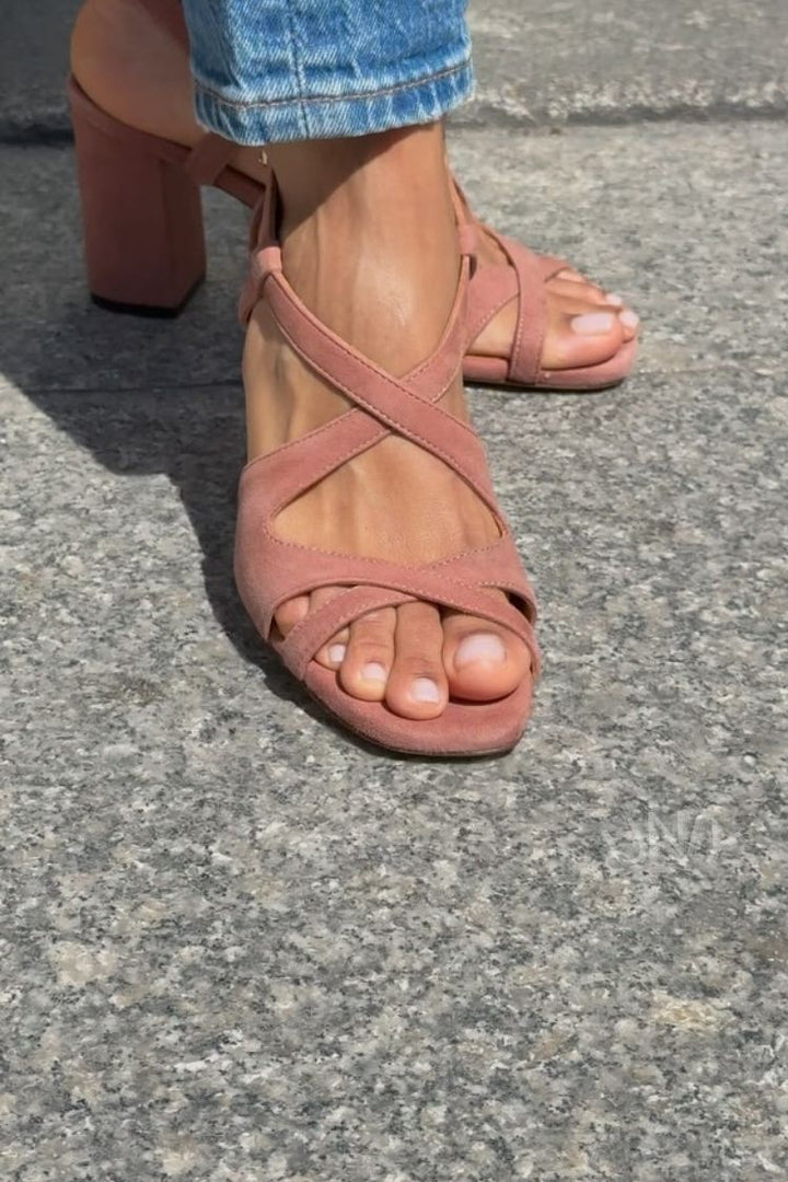 Siv – Mockasandaler med korsade remmar och blockklack